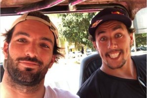 Frederico e Vasco tiram uma selfie antes do inicio da competição em Fernando de Noronha.