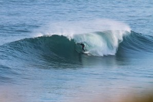 SLATER ENCONTRA ONDAS TUBULARES ALGURES EM PENICHE