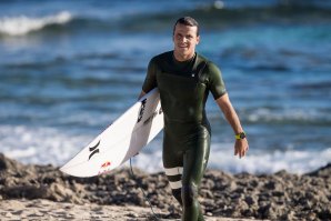 JULIAN WILSON ENTRA COM AÇÃO CONTRA A HURLEY