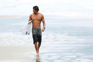 Surfista brasileiro procura novo patrocinador principal.