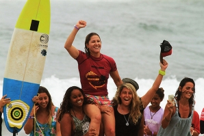Jacqueline Silva, a nova campeã brasileira profissional de surf feminino.