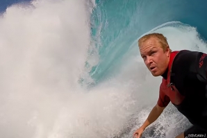 Jamie O’Brien lança drone dentro de um tubo em Teahupo’o