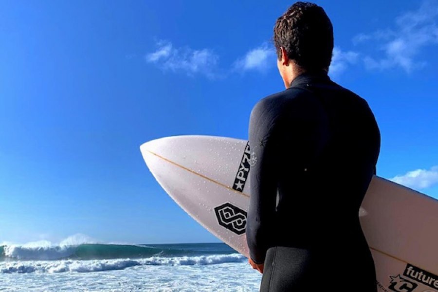 Gabriel Ribeiro observa a onda de Pipeline antes de entrar para a água