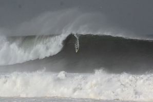 Mark Healey surfa a maior onda de sempre à remada?