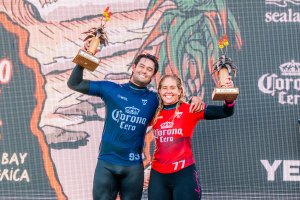 Connor O'Leary (JPN) e Gabriela Bryan (HAW) celebram as respectivas vitórias no Corona Cero Open J-Bay.