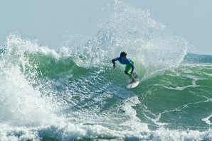 Guilherme Ribeiro a colocar pressão e a soltar muita água em Manu Bay. 