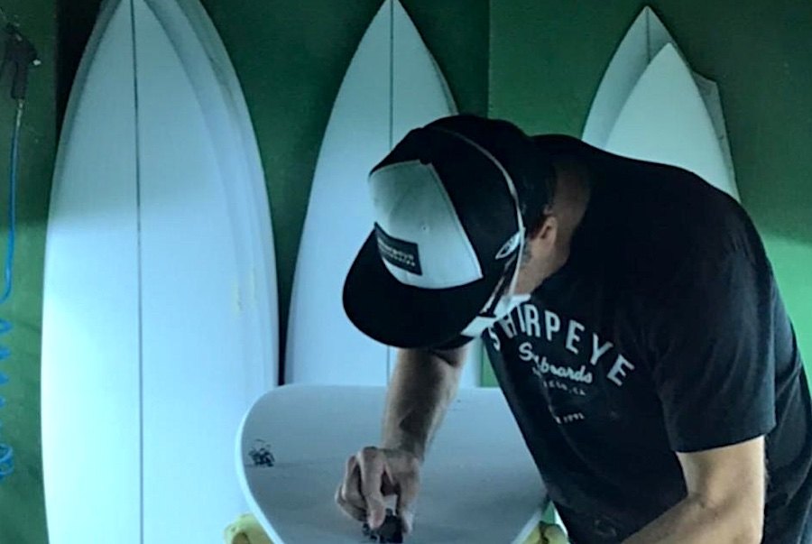 Marcio Zouvi a esculpir uma prancha de Surf