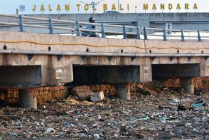 Uma lixeira a céu aberto em Bali, uma ilha que movimenta milhões de turistas anualmente.