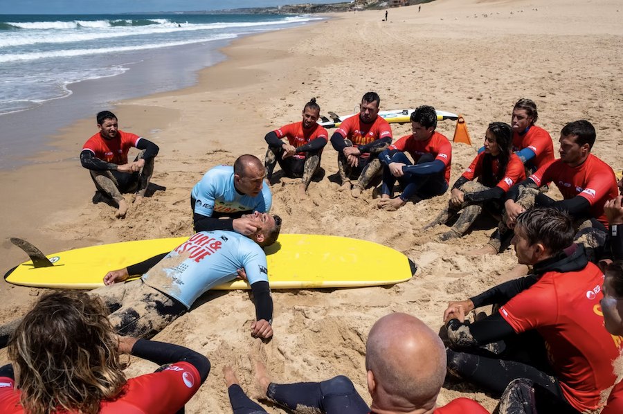 Surf & Rescue 2.0: nova fase do programa forma surfistas e escolas com certificação do INEM e desfibrilhadores