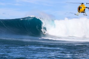 Ian Walsh dropa uma onda com mais de 40 pés.  Click by Tony Heff