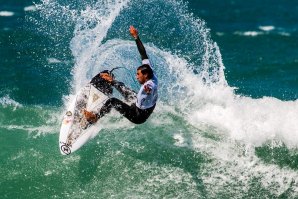 Vasco Ribeiro, campeão nacional de surf, a competir no Guincho. 