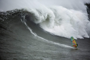 POLAKOW É O PRIMEIRO WINDSURFISTA A ENFRENTAR AS ONDAS DA NAZARÉ