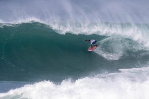 Billy Kemper à procura de sombra num soalheiro domingo havaiano.