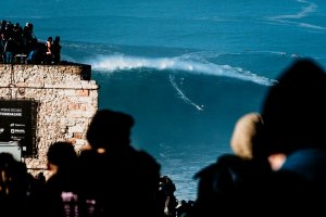 Registos do swell histórico na Nazaré no dia 8 de Janeiro, com Lucas Chumbo, Justine Dupont, Nic Von Rupp, McNamara e outros