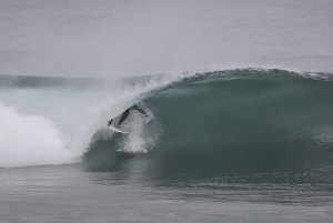 Marco Mignot surfou só na Pedra Branca entre as 7:45 e as 9:30 da manhã. Até parecia que estava a surfar num secret spot.