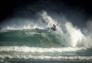 A Portuguesa Yolanda Hopkins numa forte rasgada nas condições de gala durante esta manhã do 1º dia de prova do Pantin Galicia Pro 2020