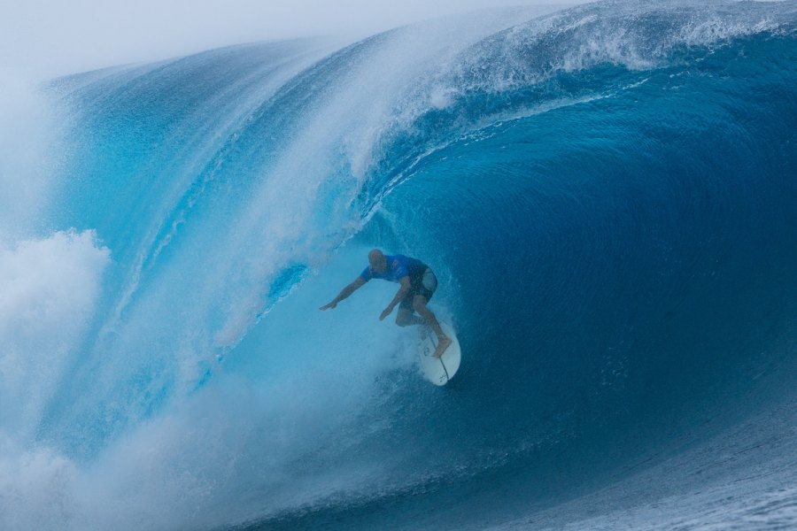 Kelly Slater domina arranque em Teahupo’o e prepara duelo de gerações com Gabriel Medina