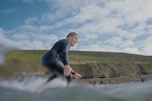 A história de Eric Davies, que, aos 73 anos, nunca abandonou a sua paixão pelo surf