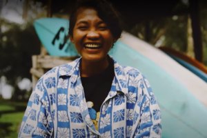 Siska Tasiripoula, a primeira mulher surfista das Mentawai