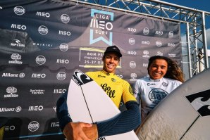 Guilherme Ribeiro e Gabriela Dinis no pódio. (Crédito: Jorge Matreno/ANSurfistas)