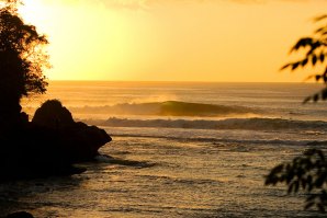 Swell inconsistente e tamanho abaixo do esperado forçam adiamento da Rip Curl Cup. 