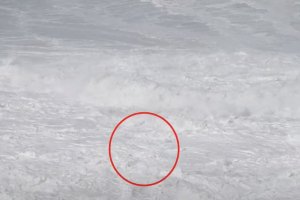 A queda impressionante de Rafael Tapia numa onda de 20 metros, apanhando depois com 5 ondas em cima