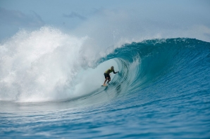 Nic von Rupp no Tahiti para os trials do Billabong Pro