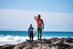 Bettylou Sakura Johnson (HAW) surfa no Heat 4 dos 1/4 de final com Isabella Nichols (AUS) no Corona Cero Open J-Bay today.
