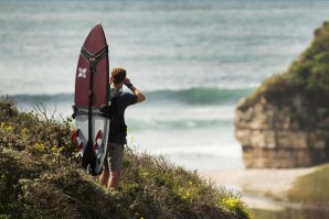 KORALOC: A MOCHILA QUE LEVA A TUA PRANCHA PARA O SURF