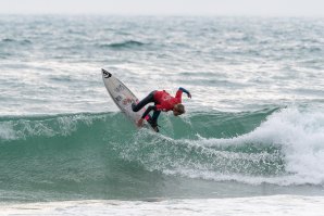 Francisco Ordonhas venceu o título nacional de surf esperanças sub-14 em 2019. Foto por Tomané.