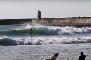 Ethan Ewing e Rio Waida já estão a aquecer nas ondas portuguesas