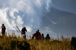 Maya Gabeira entre gigantes no Canhão da Nazaré.