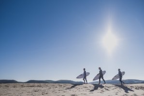 O Francês Maxime Huscenot à esquerda, Vasco Ribeiro ao centro, e por ultimo o Canário Jonathan Gonzalez são três dos surfistas profissionais que vestem Deeply