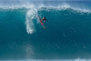 Surfistas presenteados com Pipeline perfeito