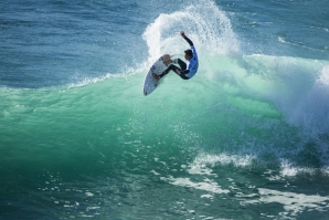 Tomás Fernandes segue em frente num heat com Jordy Smith