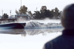 CONHECIDA A LOCALIZAÇÃO DA PISCINA DE KELLY SLATER