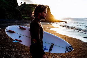 Deeply lança nova linha de fatos de surf Competition