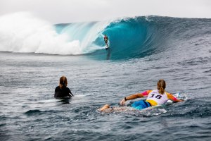A onda de Teahupoo no Tahiti. Foto: Kelly Cestari/WSL