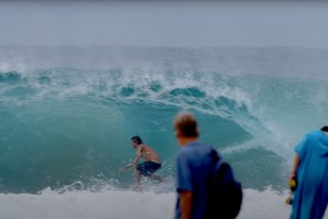 Kelly Slater, Kanoa Igarashi, Mark Occhilupo e outros surfistas dropam atrás da pedra em Snapper Rocks