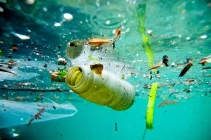 A poluição nos oceanos é alarmante. 