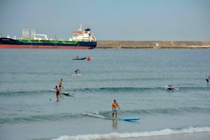 Tiago Dinis(de prancha azul), durante a prova do Sup Wave na Praia de Matosinhos