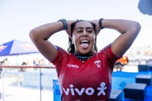 Tya Zebrowski de apenas 15 anos é já o novo fenómeno do surf feminino