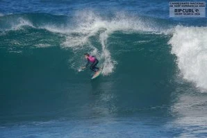 Ondulação forte desafia jovens talentos no segundo dia do Rip Curl GromSearch 2026