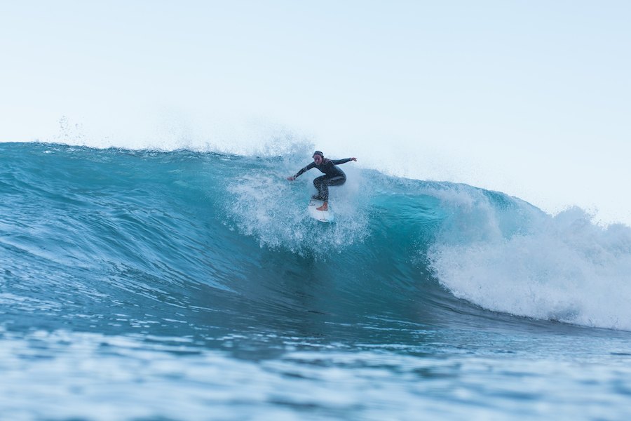 Camilla Kemp é um dos rostos femininos da Marca Portuguesa de Surfwear Deeply