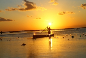 Pescador Indonésio na Ilha de Rote. Ao fundo as longas linhas de Nembrala