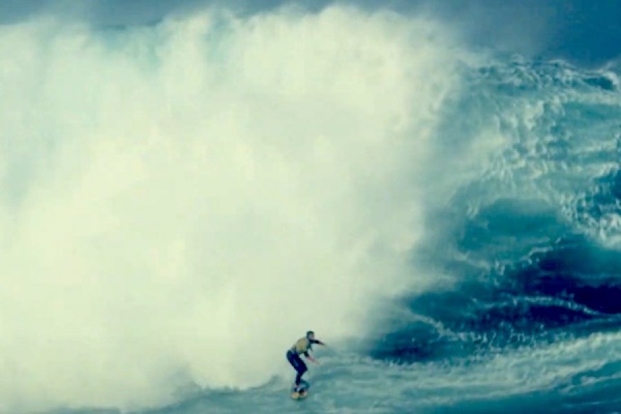Michelle a desfrutar da Big Wave Açoriana. © Gigantes de Nazaré e Cesinha Feliciano