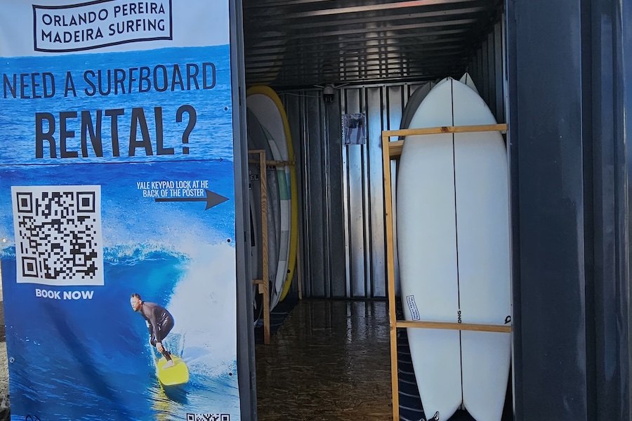 Antes do Havai, a Ilha da Madeira já tinha aluguer autónomo de pranchas de surf 24 horas por dia!