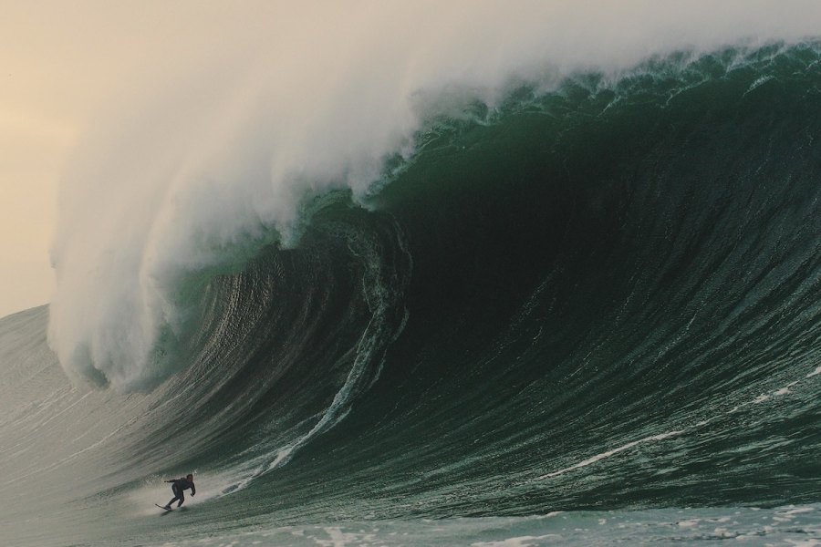 Rodrigo Koxa enfrenta onda mutante na Nazaré e deixa o mundo em choque com tubo colossal