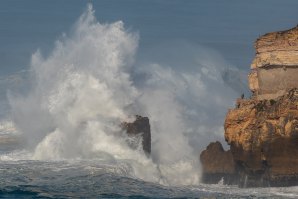 &quot;Apesar da distância para o pico ouvia-se o público a vibrar em cada onda gigante surfada...&quot; - Tó Mané