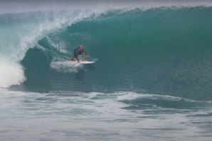 Memórias de um confinamento diferente: Kelly Slater em Padang Padang, em Setembro de 2020